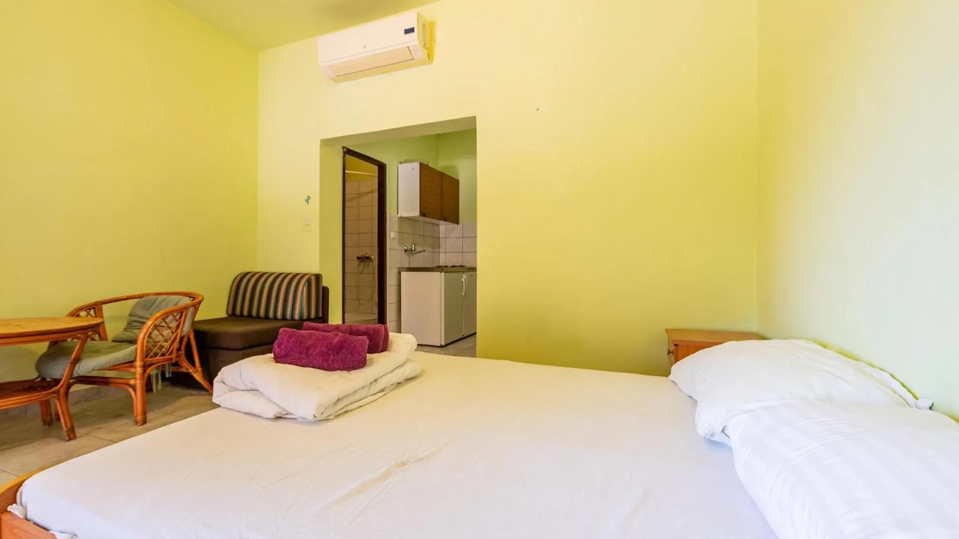Awesome Apartment In Povljana With Wifi 0*,